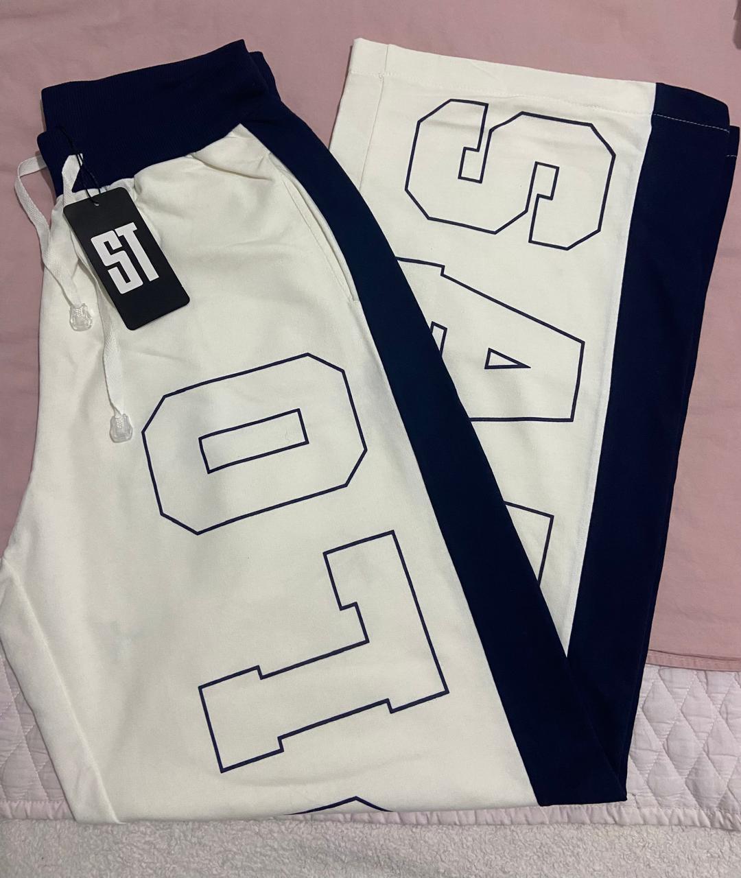 Calça de moletinho Pantalona, Salto Triplo - Cor azul marinho e off
