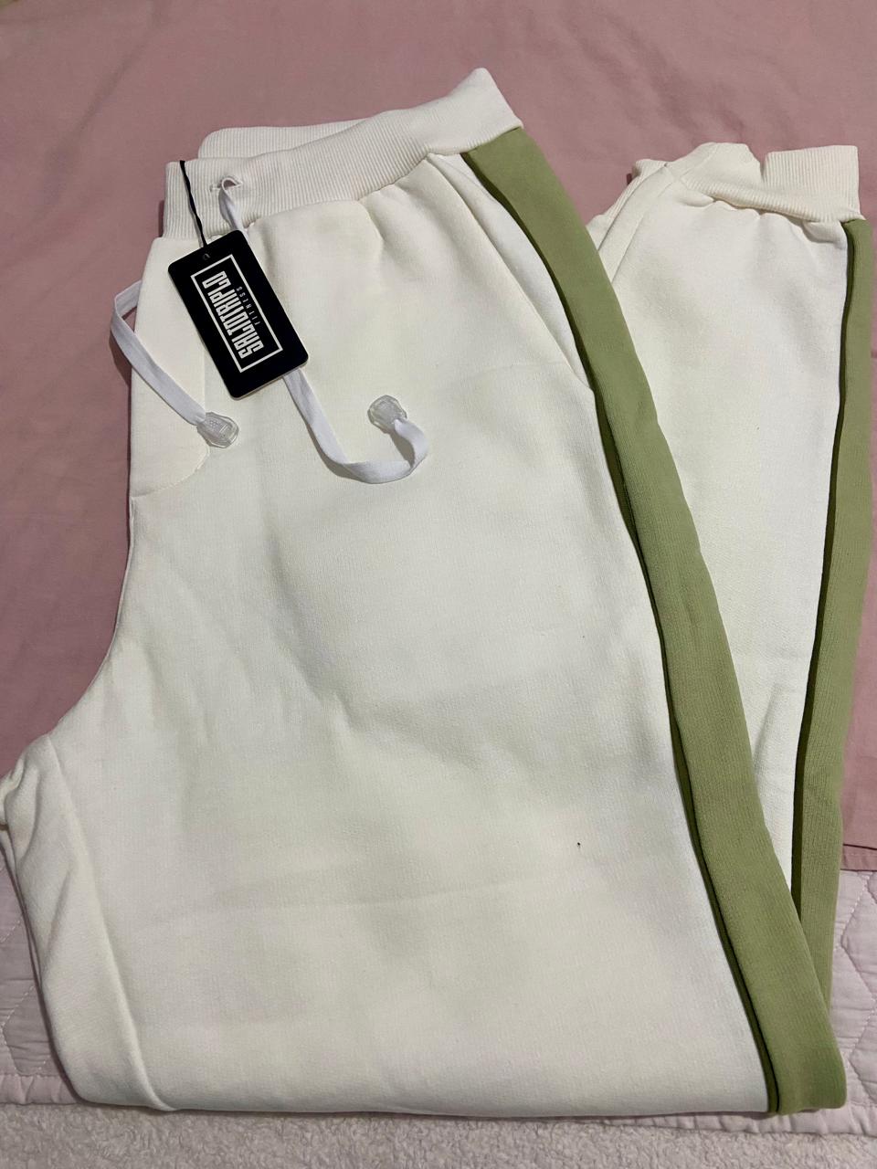 Calça de moletom com punho, Salto Triplo, Cor off com detalhes em verde