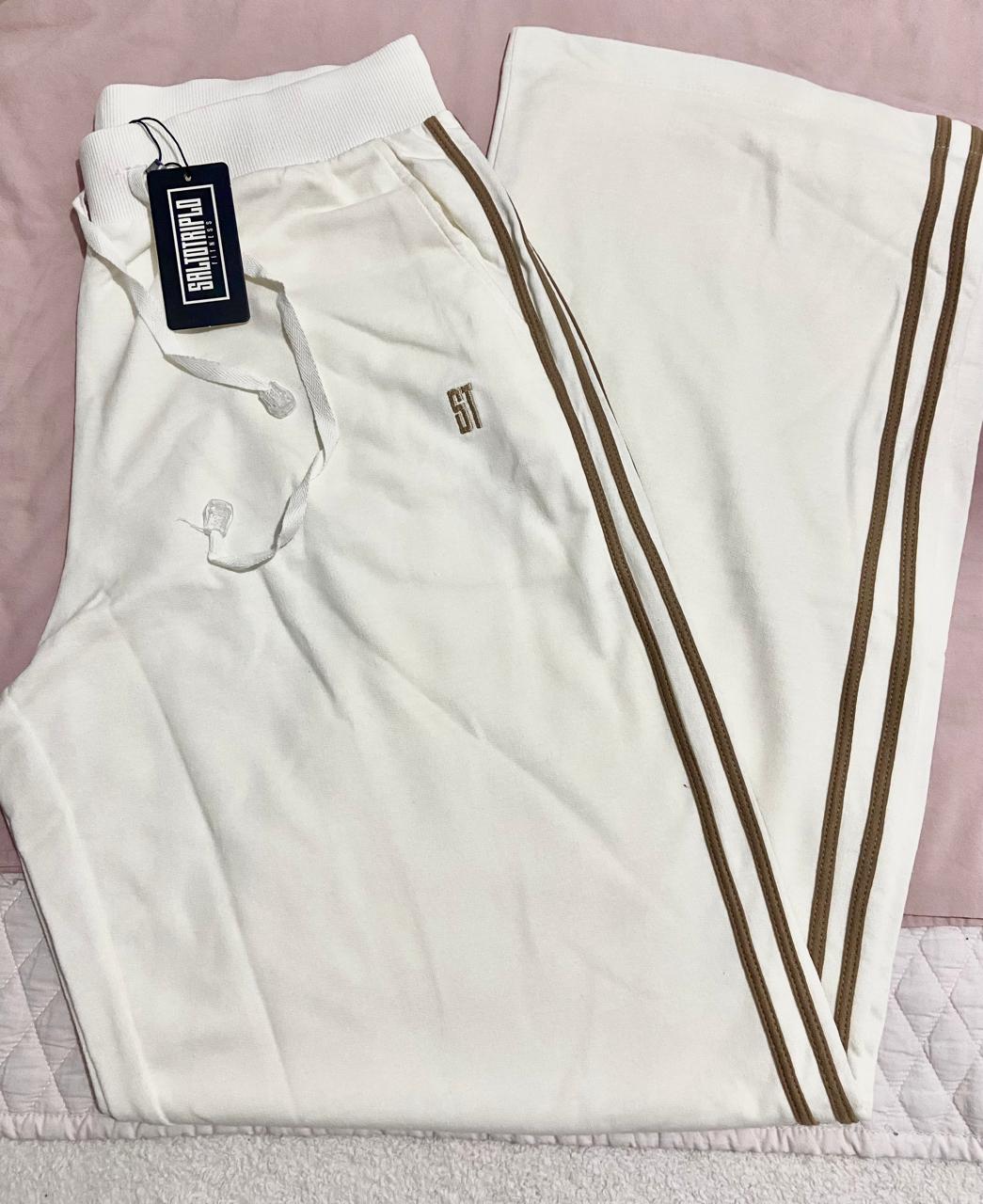 Calça de moletinho pantalona, Salto Triplo, Cor off-white com detalhes em castor